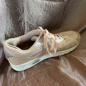 Skor  - Använda ett få tal gånger, inga skador förutom att dom är lite smutsiga framtill men jag gör dom rena innan dom fraktas!