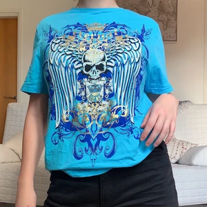 Y2k T-shirt - Säljer denna supercoola t-shirt med tryck på! Storleken står inte men skulle uppskatta den till en medium💙