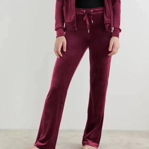 Gina tricot cecilia velour byxor - I gott skick inga skador på byxorna, har däremot tappat bort bandet till de det därför jag säljer de billigt. Förnärvarande är de slutsålda på ginas hemsida ellr så har de slutat säljas 