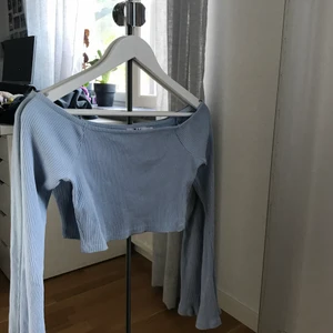 NA-KD Topp - Köpt på NA-KD i somras, jätte fin ljusblå o alldrig använd. Storlek XS enligt mig är den ganska stor i storleken eftersom jag själv brukar ha S/M o den sitter bra på mig 💕