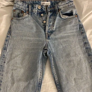 Zara jeans  - Zara jeans i strlk 32 säljes, tyvärr får jag inte på mig då därav ingen bild på passformen. Använda Max 2 gånger då jag tyckt att de är för tajta å nu är de för små.
