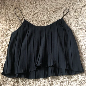 Fin ”fest” topp - En ursnygg topp. Sitter sååå fint på. Perfekt till t.ex fester! Bara använd få gånger och är som ny. Xs men passar mig som är s. Pris kan såklart diskuteras🥰 