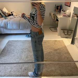 Säljer dessa levis jeans, 502:or. Skit snygg färg & bra kvalite. Bild 1 är från förra ägaren, säljer vidare då de inte passa mig. W 32 & L 32