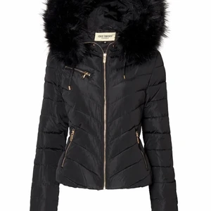 Jättevarm & skön märkes vinterjacka - En svart varm vinterjacka från märket Roco Baraco i stl 32. Använd 1 vinter och är i därför i mycket bra skick. Finns även fickor på både utsida som insida och på insidan är det leopardmönster. Jackan har även en stor lurvig luva. Har ni frågor så har gärna av er och fråga gärna om fler bilder så fixar jag!💖💖🥰