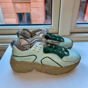 Acne Manhattan sneakers strl. 38 - Crease’ade framtill och ena tygfästet har lossnat på höger sko. Kan tänka mig att bägge går att klippa av om man inte vill sy fast igen. Stora i storlek! Kan skickas med eller utan låda. Köpare står för frakt. 
