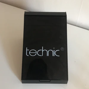 Stor sminkpalett från technic - Den är helt oanvänd. Det finns ögonskugga och färg till läpparna, det ingår även fyra små borstar.