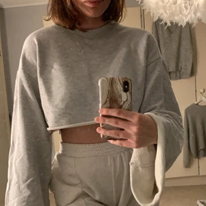 Långärmad crop top från Nakd  - I bra skick och använd fåtal gånger. Den kommer från nakd och är designad av Hanna schönberg. Köparen står för frakt 