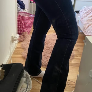 Lee jeans - Balla och trendiga lågmidjade jeans från Lee . Väldigt små för mig och har därför inte använt många gånger alls = bra skick! Storlek W28L31, vilket motsvarar storlek S. (Köpt de för 1000kr från carlings) 