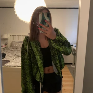 Ascool jacka - Ascool grön jacka med ormmönster. Kär i denna jacka men den används inte längre:(. Primark strl S 150kr + frakt