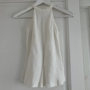 Ribbat linne - Ribbat turtlenecklinne från asos, bra skick 