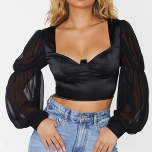 Satin v-top  - Satin v-top i storlek UK 10. Ej använd (har tagg). Säljes pga fel storlek! 