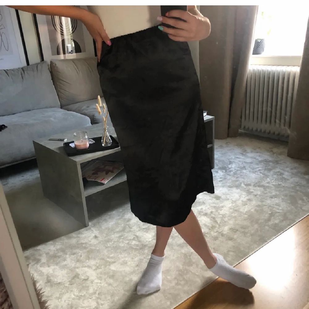 En svart satinkjol som aldrig blivit använd eftersom den inte passade! Jag är en 36/S men tycker att den sitter tight över höfterna! Från Boohoo✨. Kjolar.
