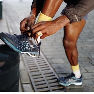 Asics - Bekväma och sköna skor. Sulor som är uppbyggda för stöd till höften och hälen. Otroligt lätt med fina drag som räddar din  sommar promenader. Unisex. Nypris: 1499. 