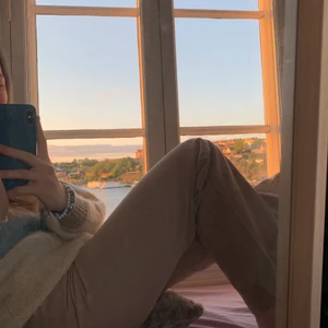 Beiga jeans  - Säljer mina fett snygga beiga vida jeans från monki för att de inte kommer till så mycket användning längre. 