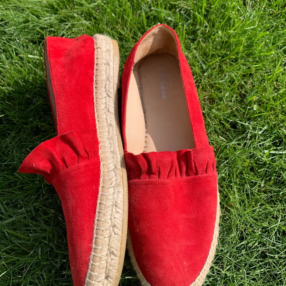 Ett par super somriga och fräscha röda skor från Rizzo, använda endast en gång! Storlek 37 och passar 37. Jag säljer på grund av att det är lite försmå. . Skor.