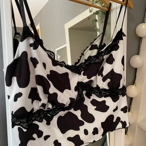 Cow print magtröja - En kort cami top/magtröja med komönster från shein. Den är i strl 3XL men passar mindre kroppar också. Själva omkretsen passar speciellt personer med stor byst, därav är inte storleken helt rätt💫 säljer för 70kr inkl frakt⚡️