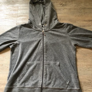 Fint sätt från Cubus. - Säkerhet hela detta sätt ifrån Cubus i storlek L pga att de har blivigt lite litet och behöver rensa ut det mesta. Hör av er för eventuella frågor eller om ni vill ha mer bilder❤️