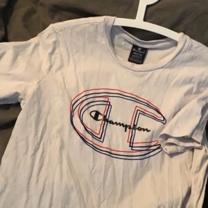 Champions t-shirt - Snygg Champions t-shirt som är lite oversized beroende på vad man vanligtvis har för storlek. Fin beige färg och knappast använd! 💓