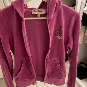 Säljer min gamla rosa/ lila juicy couture kofta. Den är i storlek S och i bra skick!! Köparen står för frakten💕