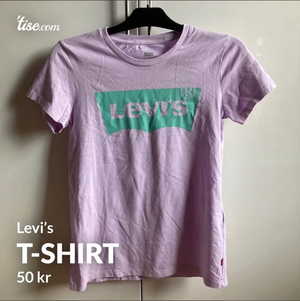 Pastellila Levi’s T-shirt med mintgrönt tryck i strl S. Aldrig använd, lapparna finns kvar!  Ursäkta att den är så skrynklig, den har legat i en låda ett tag😁. T-shirts.