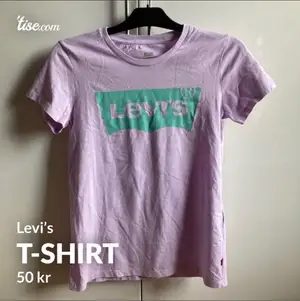 Pastellila Levi’s T-shirt med mintgrönt tryck i strl S. Aldrig använd, lapparna finns kvar!  Ursäkta att den är så skrynklig, den har legat i en låda ett tag😁
