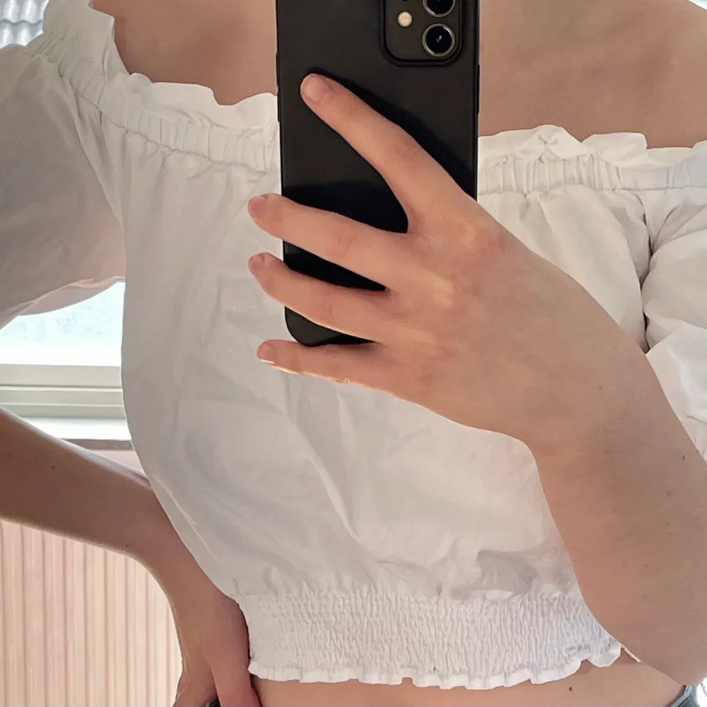 Superfin off-shoulder tröja från H&M! Perfekt nu till sommaren. Storlek 38. Endast använd ett fåtal gånger.. Toppar.