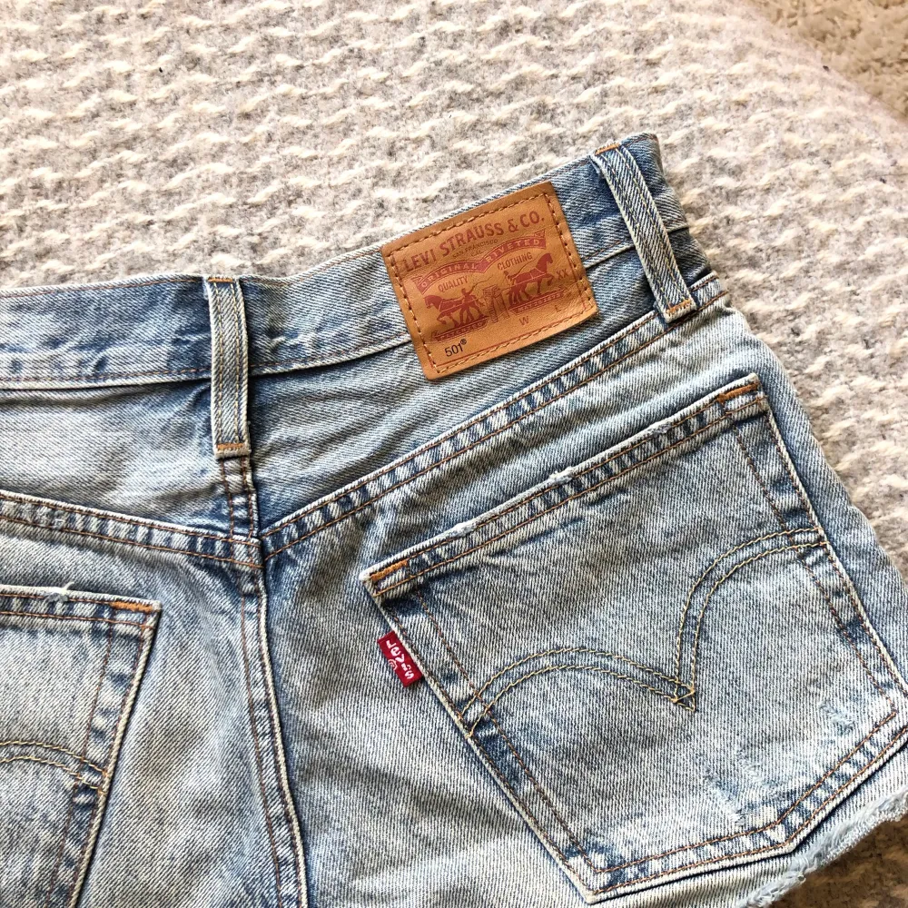 Hej! Säljer nu mina högmidjade Levi’s shorts 501, perfekta till sommar och ett måste i garderoben!☀️ modellen ska vara avklippta och sitter supersnyggt! De är använda men är fortfarande i bra skick!🤗 Skriv om ni har någon fråga eller önskar fler bilder❣️ Pris kan diskuteras :). Jeans & Byxor.