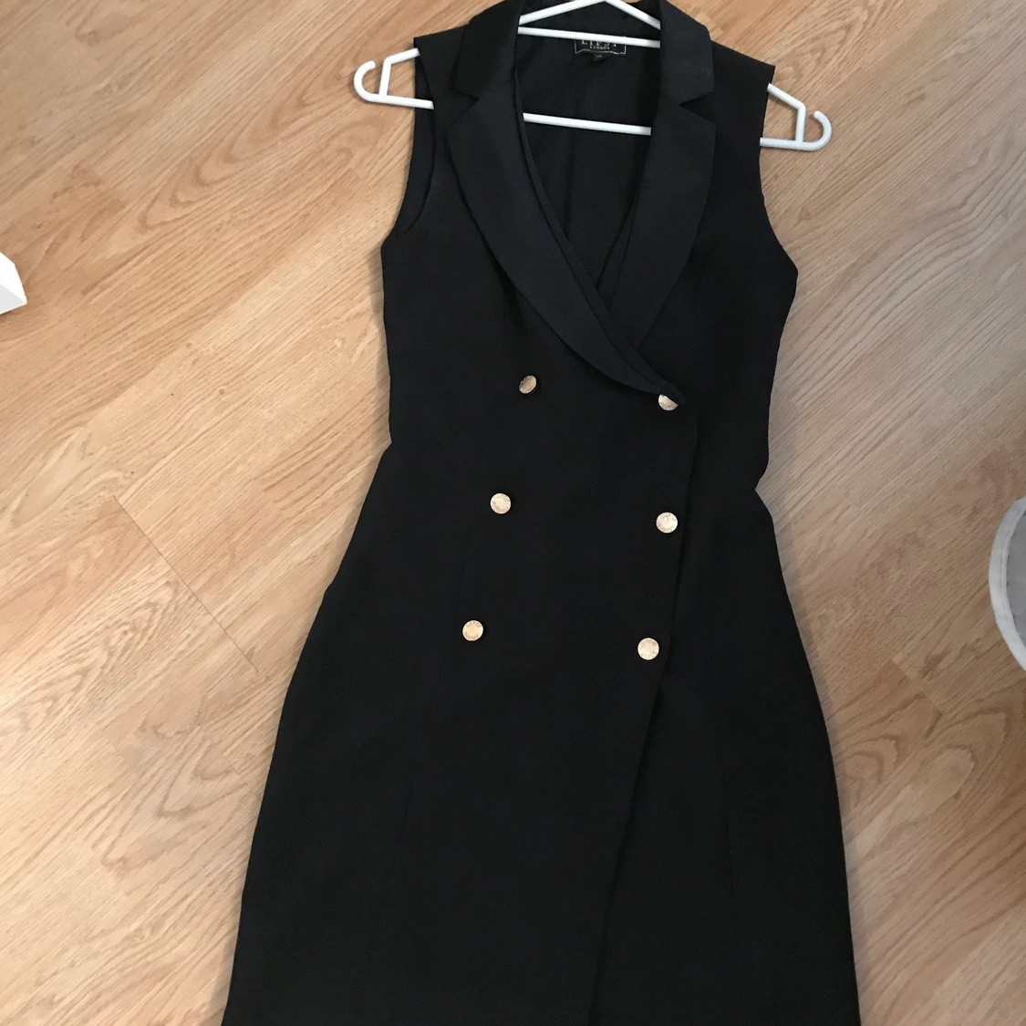 Vacker svart klänning som verkligen syns