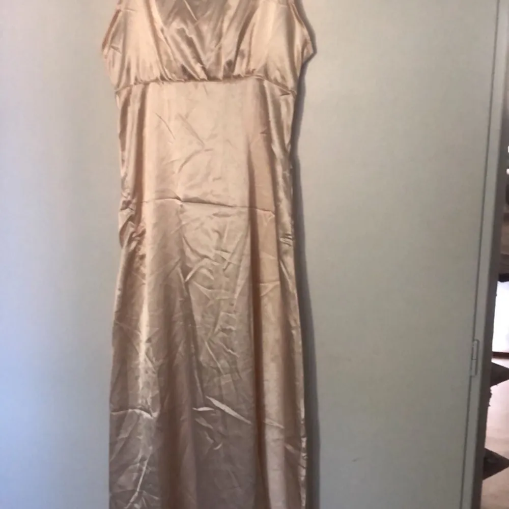 säljer denna fina silkes klänning då jag råka köpa 2 st, älskar den!! storlek s, passar xs-m säljer för 100kr + frakt . Klänningar.