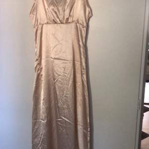 säljer denna fina silkes klänning då jag råka köpa 2 st, älskar den!! storlek s, passar xs-m säljer för 100kr + frakt 