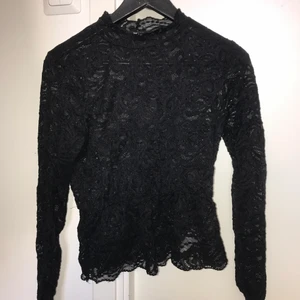 Storlek S - Tröja i spets från Ginatricot🌸