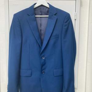 Blå kavaj från Dressman i storlek 48, tillhörande kostymbyxor ingår också