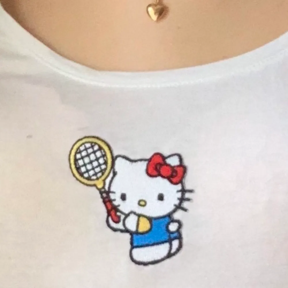 gullig hello kitty t shirt i lite y2k stil❤️‍🔥💕. Toppar.