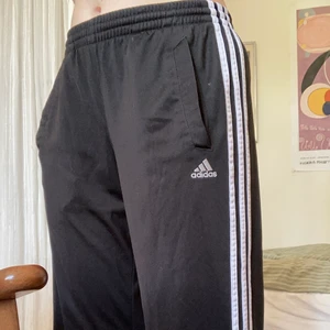 Adidas byxor 🖤🤍 - Adidas byxor i barnstorlek, storleksmärkta L/164 men passar mig som är S. Sparsamt använda så inga anmärkningar. Skicka PM vid eventuella frågor/fler bilder!🖤