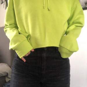 Neon grön hoodie med stor luva