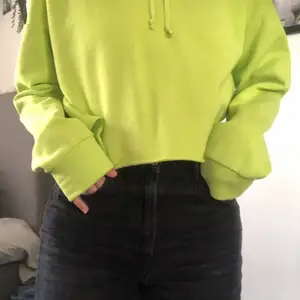 Neon grön hoodie med stor luva