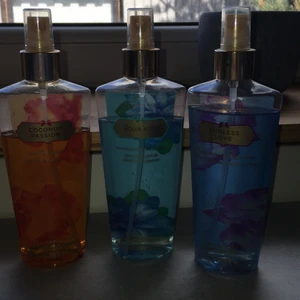 Victoria’s secret  - Säljer tre parfymer från Victoria’s Secret, nästan helt fyllda. 