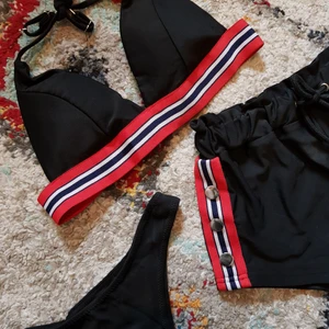 Shein Sportig Bikini - En sportig bikini med matchande shorts från Shein. Tyvärr passar den inte på mig och är därmed oanvänd. Storleken är M men passar mer som en XS.