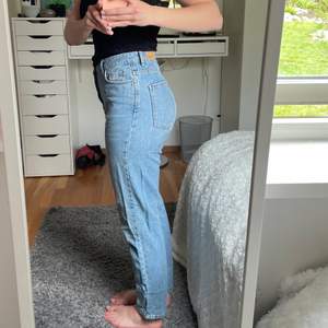 Ett par superfina jeans från Gina. Använt ett fåtal gånger och är i väldigt fint skick. Jeansen är i storlek 38 och i en väldigt ljus färg. Köparen står för frakten 
