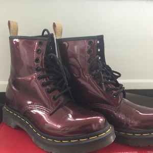 Helt oanvända veganska doc Martens!!!!  - Helt nya oanvända veganska Doc Martens! Säljer pga fel storlek tyvärr ): dem är mörkt röda med lite glans