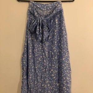 Prickig kjol  - Olagligt skön och fin kjol från monki, ljusblå med vita prickar i storlek XS💘