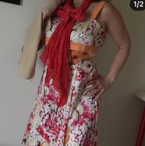 Sidenklänning från Ril’s storlek S - Ljuvlig sommarklänning från Ril’s i orange/cerise toner, 55% bomull 45% siden. Hel dragkedja bak (bild 3). Knälång.