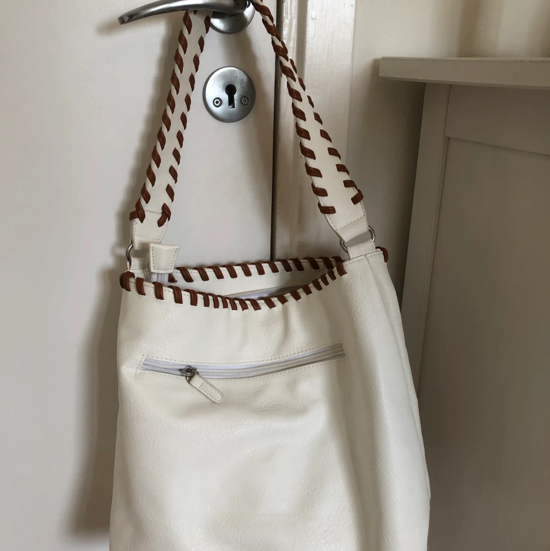 vit och brun väska - 90