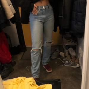 Säljer ett år raka jeans med hål ifrån zara, supersnygg men kommer inte till användning🤍buda
