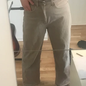 weekday x lee jeans - säljer dessa weekday x lee jeans då de tyvärr aldrig kommer till användning längre. De är lite korta på mig som är 170 lång så jag skulle tippa på att de kanske passar bäst på någon som är 160-165. 