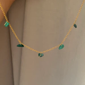 Kort halsband med malakit - Kort halsband med malakit! Kedjan är i guldfärgad mässing. Finns även i silver! 