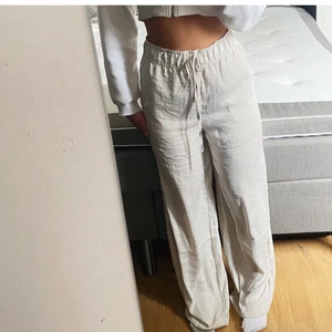 Likande Linnebyxor från hm - Säljer dessa slutsålda linne liknande byxor från hm, använda ett fåtal gånger. Super sköna och snygga!!💗jag är 170, pris nu: 350, första bilderna lånade