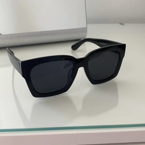 Svart solglasögon  - Svarta solbrillor, utan repor osv, använda en gång! 