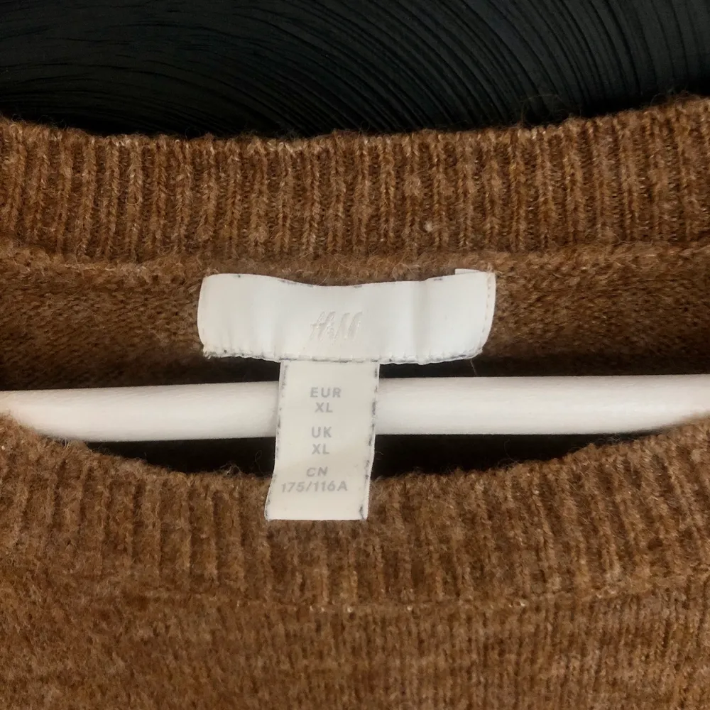 Mysig finstickad tröja från H&M. Den är storlek XL men fungerar bra som oversized på mig som är M. Tröjan är knappt använd och i väldigt bra skick, då jag har en mindre som jag använder istället. Som fraktalternativ har jag satt spårbart, men om billigare alternativ önskas går det att få icke spårbart för 45kr. . Stickat.