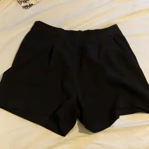 Svarta shorts med dragkedja i bak. Använda fåtal gånger. Säljes pga för små.